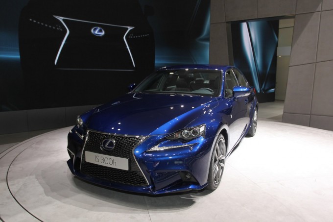 Lexus IS Hybrid Tour, la nuova berlina in anteprima negli showroom italiani