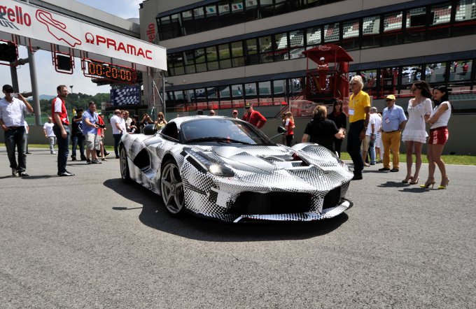 Ferrari Cavalcade: LaFerrari in mostra a Ponte Vecchio a Firenze