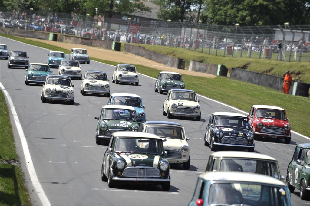 MINI Cooper S festeggia i 50 anni sul circuito di Brands Hatch