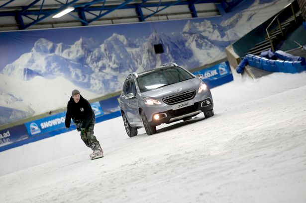 Peugeot 2008, sfida la neve artificiale d’oltremanica