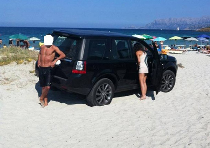 Parcheggia il SUV sulla spiaggia di Olbia, multato per 2.068 euro