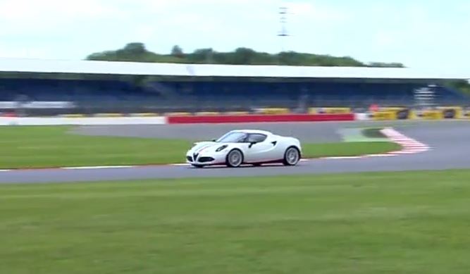 Alfa Romeo 4C e Max Biaggi sul circuito di Silverstone