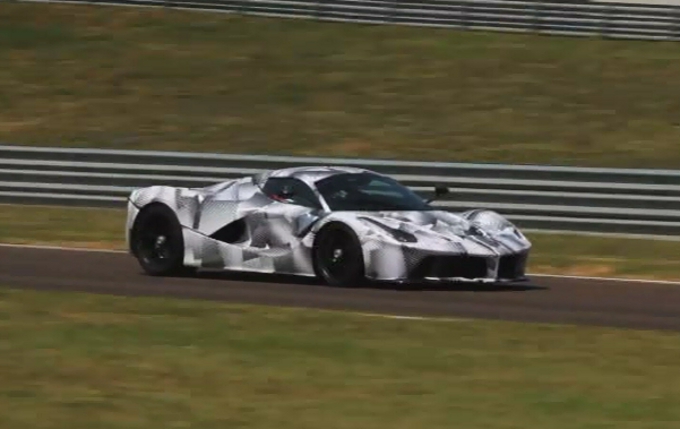 Ferrari LaFerrari, fuoripista durante i test a Fiorano