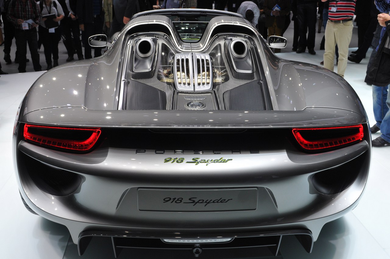 Porsche 918 Spyder in pista, esaltazione di purezza ed energia