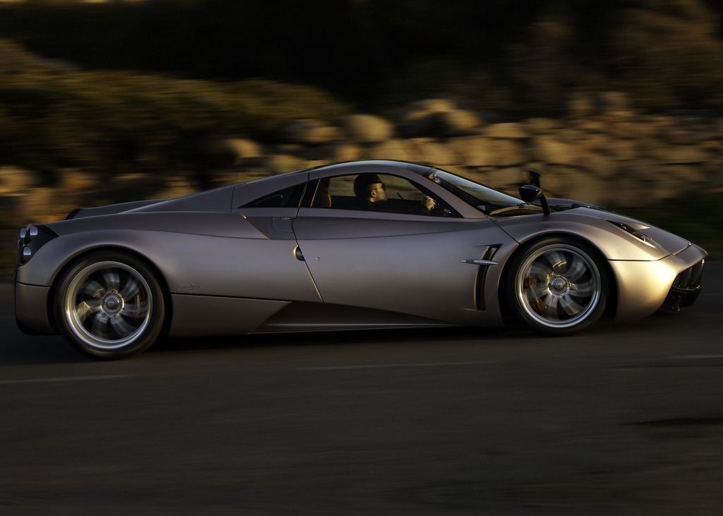 Pagani Huayra fa salire tutti a bordo