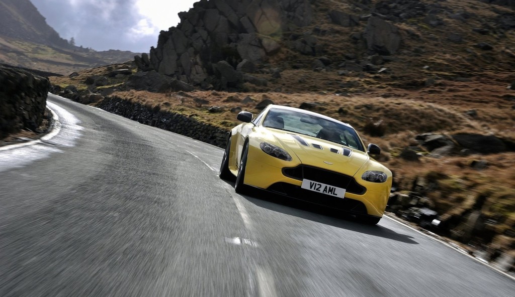 Aston Martin V12 Vantage S vs V12 Vantage, testa a testa ad alta velocità