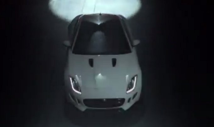 La nuova Jaguar F-TYPE R irrompe durante l’evento di lancio a Los Angeles