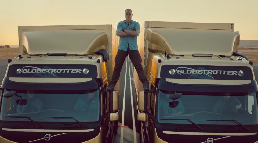 Volvo Trucks e Van Damme: la spaccata sugli specchietti di due camion in retromarcia