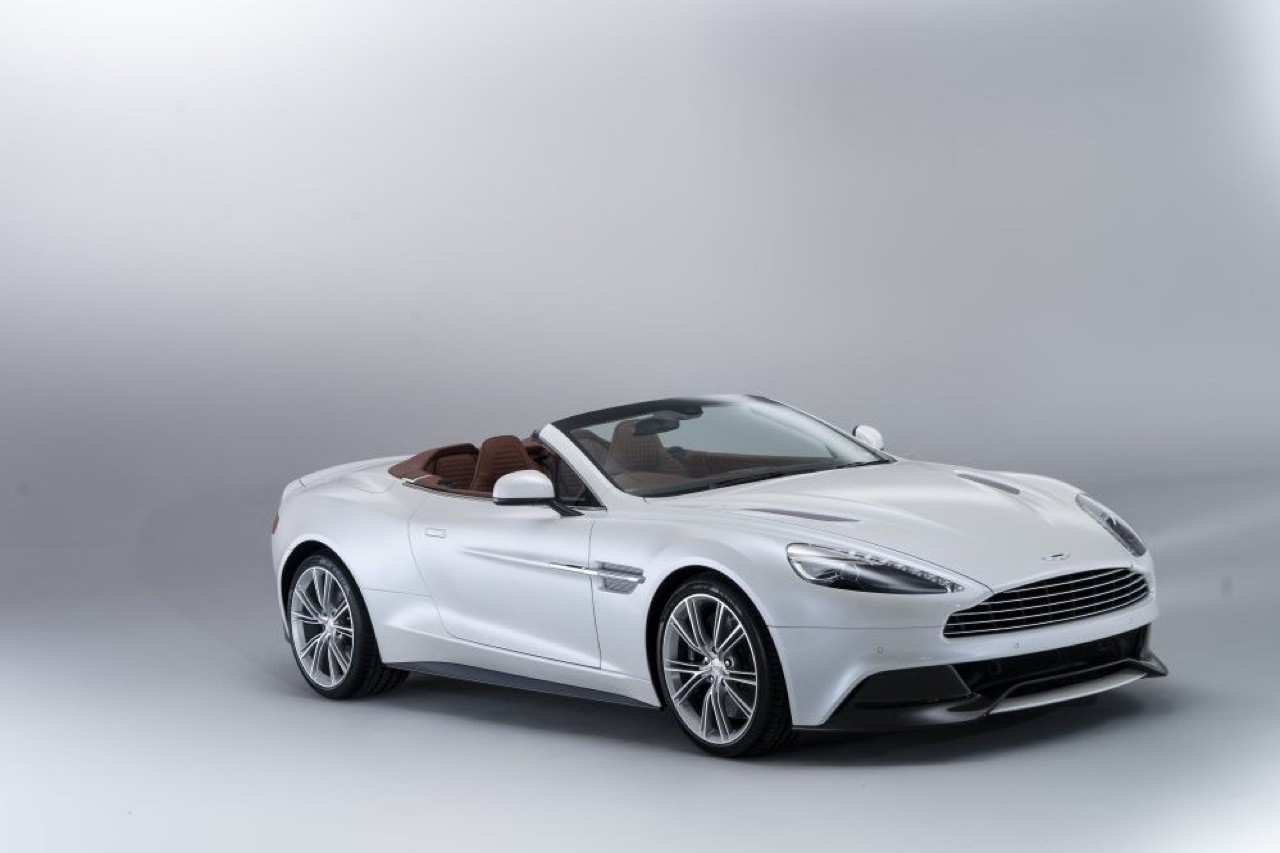 Aston Martin Vanquish Volante, la potente cabrio sfreccia sulle strade della California