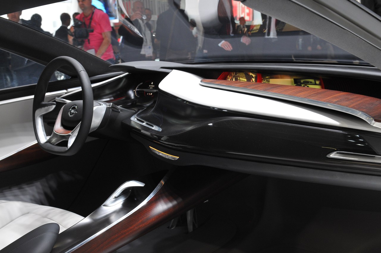 Opel Monza Concept, la rivoluzione tecnologica di infotainment e connettività