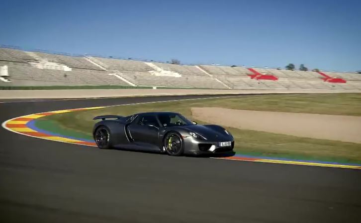 Porsche 918 Spyder a tutta velocità sulla pista di Valencia