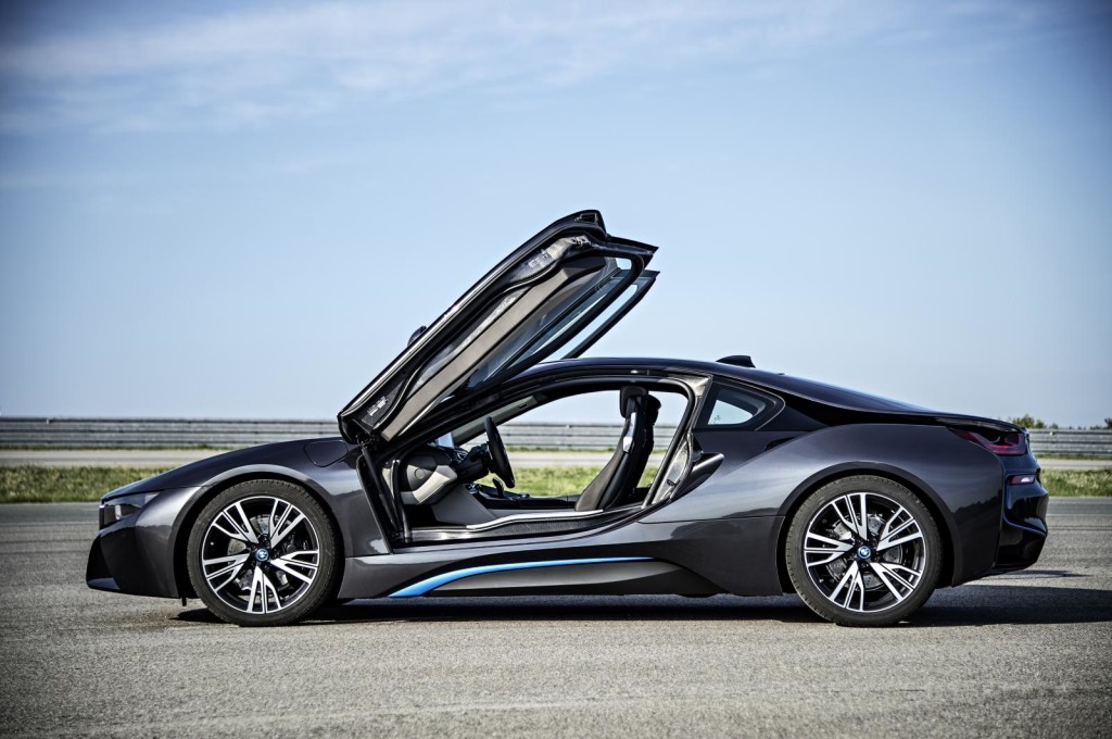 BMW i8, le sue prestazioni spiegate in video