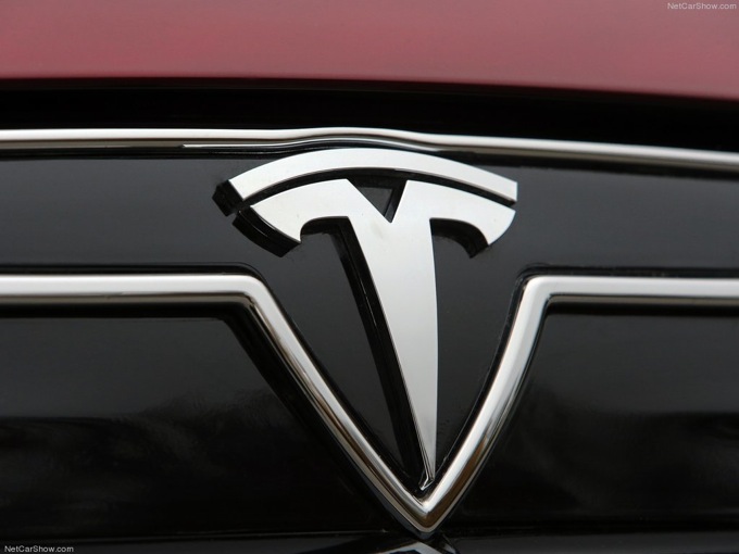 Tesla Model E, la piccola entry level elettrica arriverà al Salone di Detroit 2015