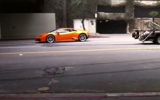 Lamborghini Huracan, un lampo arancione filmato negli Stati Uniti