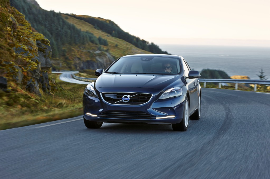 Volvo V40 e V40 Cross Country con i nuovi efficienti motori Drive-E