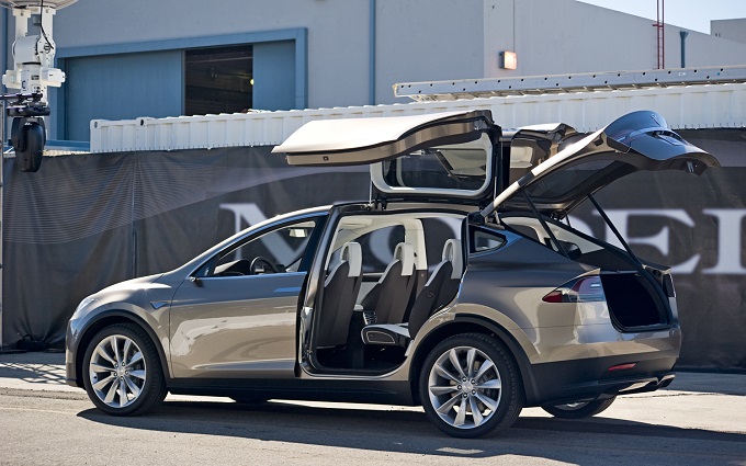 Tesla Model X: le portiere Falcon Wings, seppur strane, faranno parte dell’equipaggiamento di serie