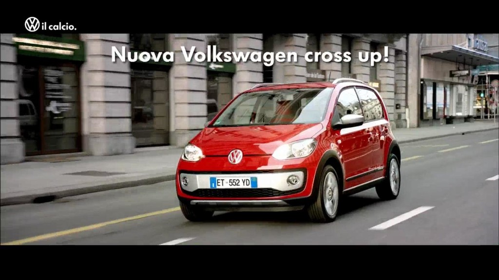 Volkswagen Cross Up! sul set insieme alla Roma