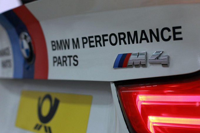 BMW M4 Coupé DTM, teaser della vettura dedicata al mondo delle corse