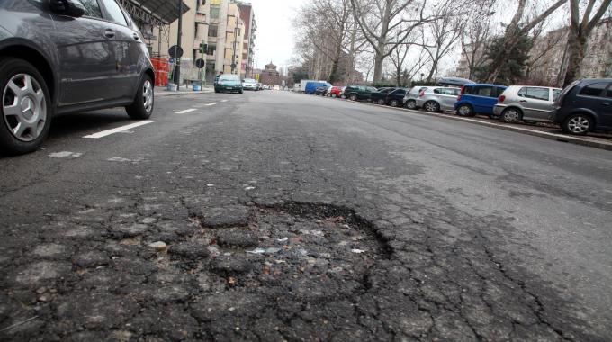 Milano, asfalto “speciale” in arrivo per risolvere la questione delle buche sulle strade