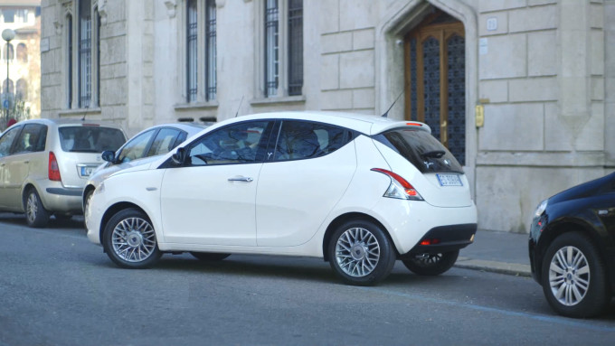 Lancia Ypsilon, “Due cuori e un Magic Parking” è la promozione per San Valentino