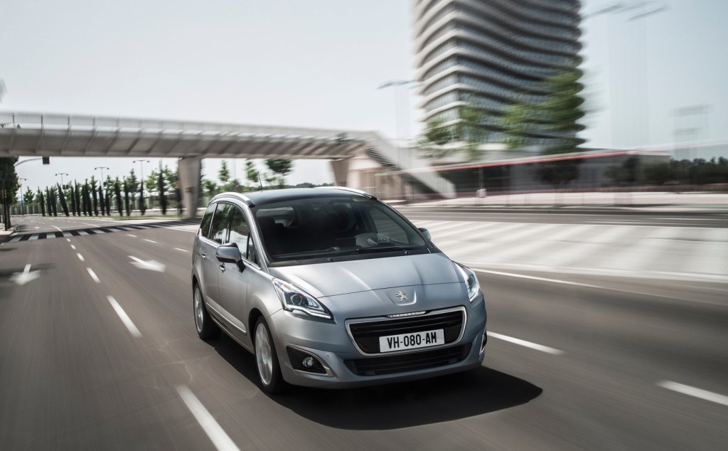 Nuova Peugeot 5008, la monovolume francese ci porta a Todi