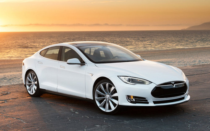 Tesla Model S, aggiornamenti per metterla a riparo da eventuali incendi