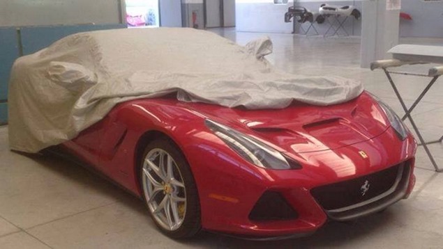 Ferrari SP America: foto spia di una versione Targa della F12 Berlinetta?