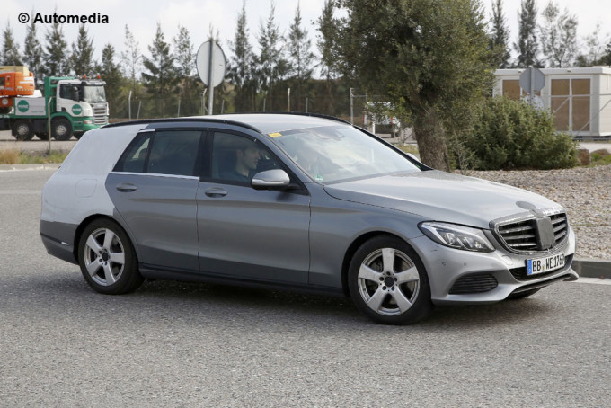 Mercedes Classe C station wagon 2015, foto spia del prototipo sempre più scoperto