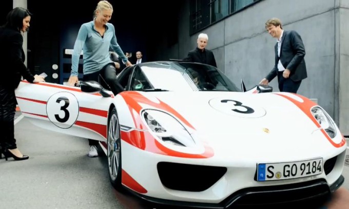 Porsche 918 Spyder, la supercar porta a spasso Mark Webber e Maria Sharapova