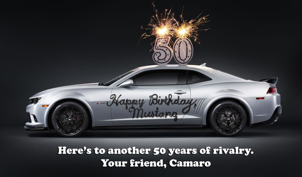 Chevrolet augura un buon compleanno alla Ford Mustang