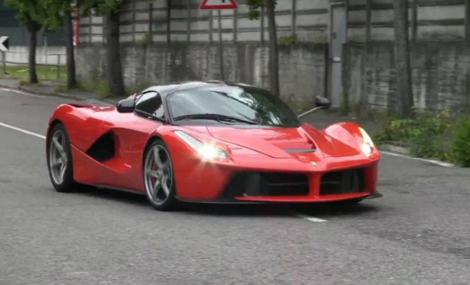 Ferrari LaFerrari, 8 supercar filmate in giro per Maranello