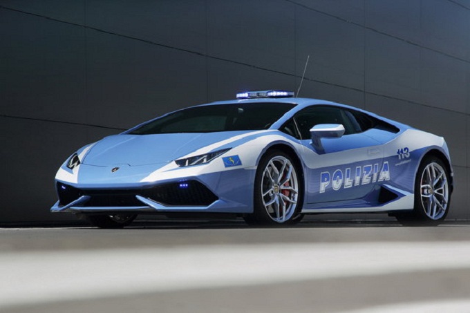 Lamborghini Huracan, la supercar del Toro consegnata alla Polizia