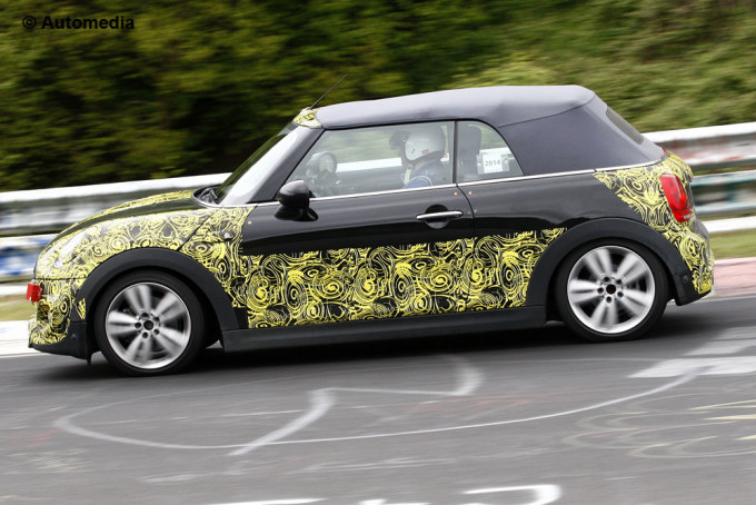 MINI Cooper S Cabrio gira al Nürburgring: foto spia