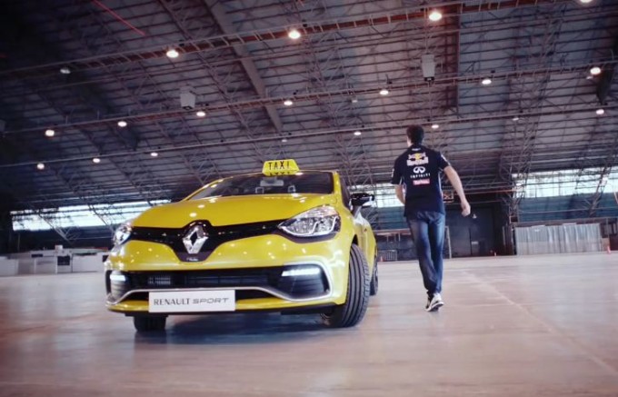 Renault Clio RS diventa il taxi speciale di Daniel Ricciardo
