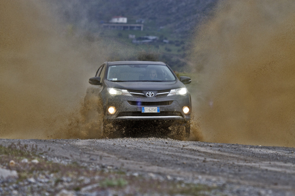 Toyota RAV4 brinda ai 20 anni con un tour off-road nel Peloponneso