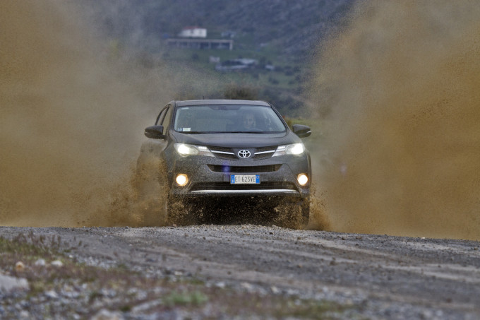 Toyota RAV4 brinda ai 20 anni con un tour off-road nel Peloponneso