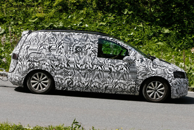 Volkswagen Touran 2015: nuove foto spia della MPV di Wolfsburg