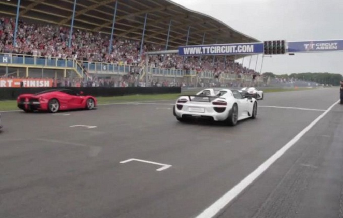 Ferrari LaFerrari, McLaren P1, Porsche 918 Spyder e Koenigsegg Agera R sulla pista di Assen