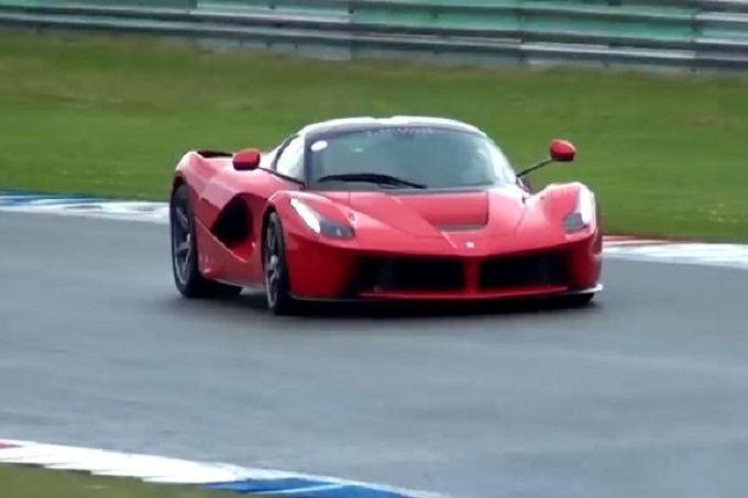 Ferrari LaFerrari, spettacolo in pista che non finisce