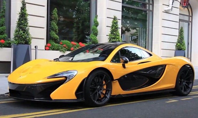 McLaren P1, un bolide giallo “targato Qatar” tra le vie di Parigi