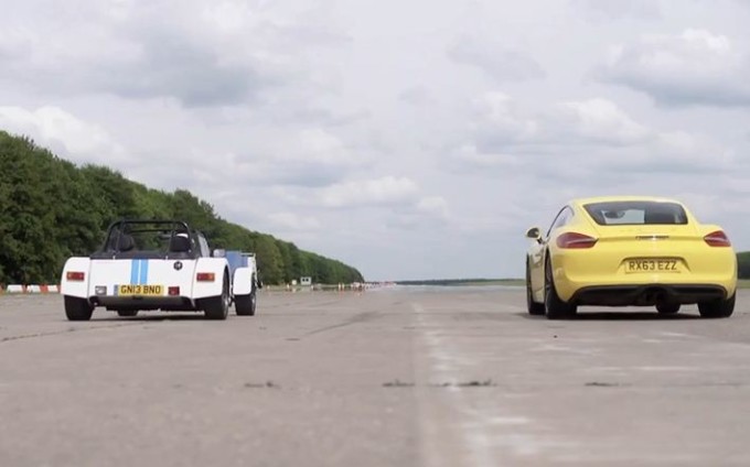 Porsche Cayman S VS Caterham Roadsport 140, sfida tra potenza e leggerenza