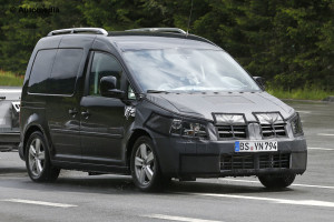 Volkswagen Caddy 2015: foto spia del facelift del furgoncino