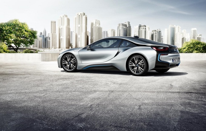 BMW i8, iniziano le consegne dei primi esemplari