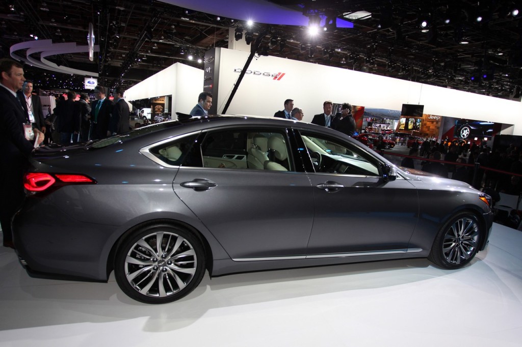 Nuova Hyundai Genesis frena da sola in prossimità dell’autovelox