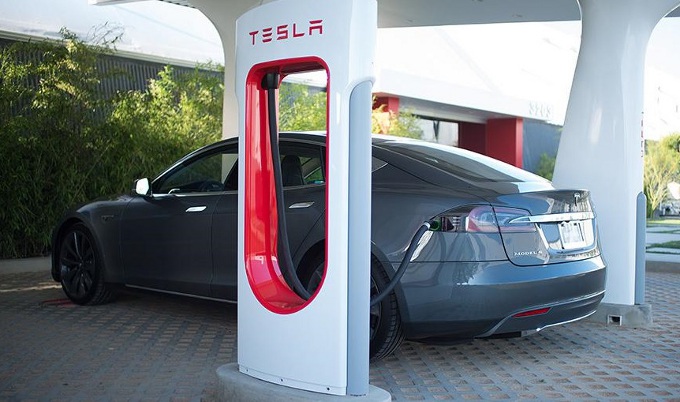 Tesla-BMW, nel futuro ci potrebbe essere una collaborazione