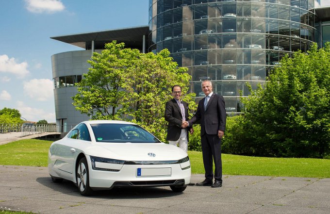 Volkswagen XL1, consegnato il primo esemplare