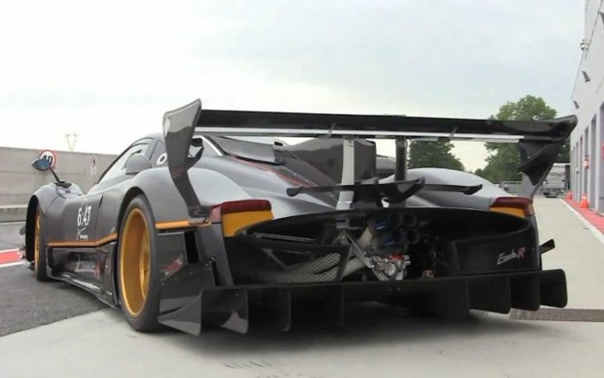 Pagani Zonda Revolucion, un rombo travolgente mentre sfreccia in pista