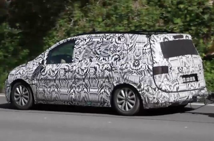 Nuova Volkswagen Touran, un prototipo a spasso in montagna [VIDEO SPIA]