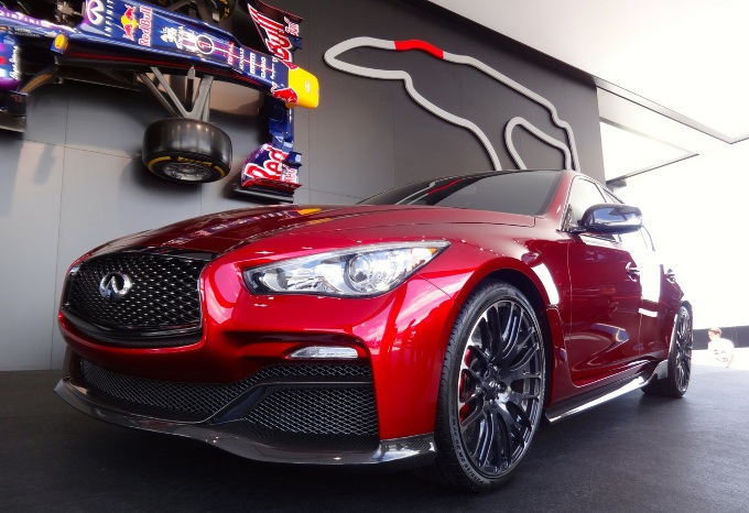 Infiniti Q50 Eau Rouge concept, a tutta birra sul tracciato di Goodwood