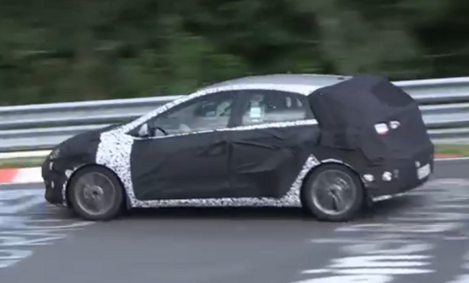 Hyundai i30 restyling: video spia di un prototipo al Nurburgring